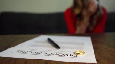 Boşanma emri belgesi. Kadın arka planda ağlıyor..
