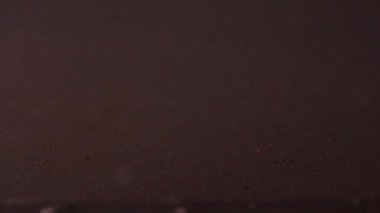 Soğan halkaları tavaya yağ ile düşer..