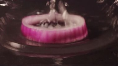 Soğan halkaları tavaya yağ ile düşer..