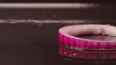 Soğan halkaları tavaya yağ ile düşer..