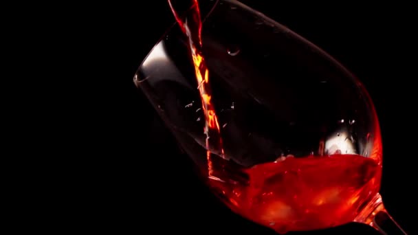 Aperol Spritz Gieten Het Glas Zwarte Achtergrond — Stockvideo