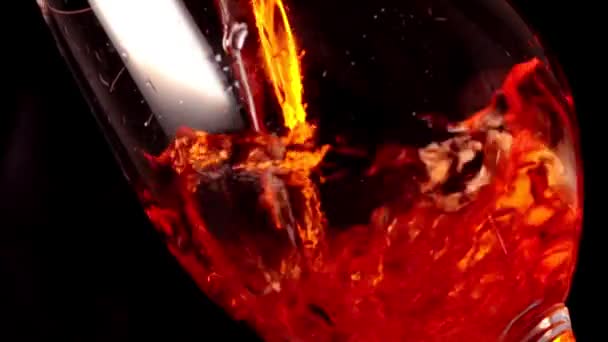 Aperol Spritz Виливається Склянку Чорному Тлі — стокове відео