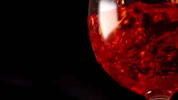 Aperol Spritz Der Auf Schwarzem Hintergrund Ins Glas Gegossen Wird — Stockvideo