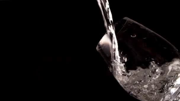 Vatten Häller Och Häller Glaset — Stockvideo