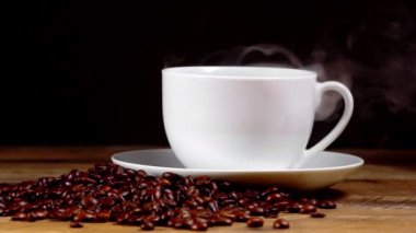 Kahve çekirdekli taze kahve fincanı..