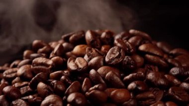 Taze kavrulmuş kahve çekirdekleri..