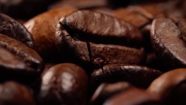 Makro pohled na čerstvě pražená kávová zrna.