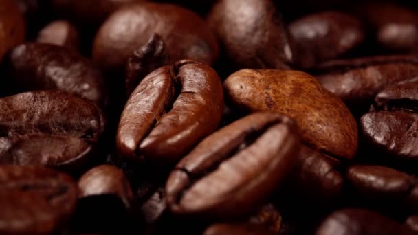 Macro Uitzicht Vers Gebrande Koffiebonen — Stockvideo