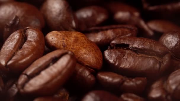 Frisch Geröstete Kaffeebohnen Mit Rauch — Stockvideo