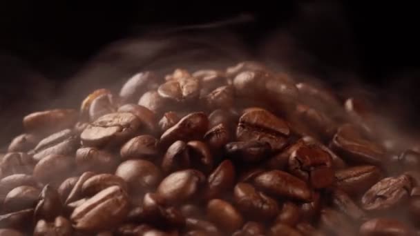 Grains Café Fraîchement Torréfiés Avec Fumée — Video