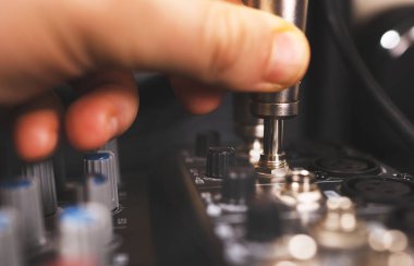 Ses mühendisi Jack 'in ses kablosunu stüdyo mikserine takıyor.
