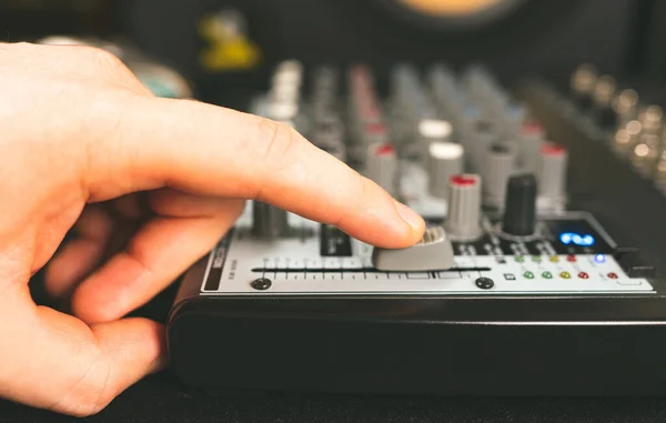 Tontechniker Mit Dem Hauptsteuerfader Des Studiomischpults — Stockfoto