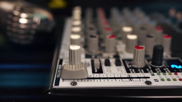 Zvukový Technik Používající Hlavní Řídicí Zeslabovač Studiového Mixéru — Stock video