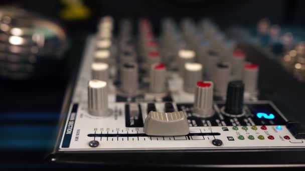 音乐播音室混音器主控制振动器的特写 — 图库视频影像