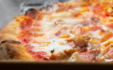 Karton bir kutuda taze hazırlanmış pizza..