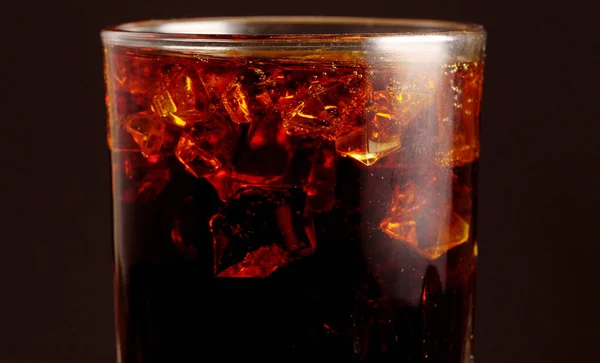 氷と泡のコーラのガラス — ストック写真