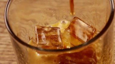 Buzlu ve köpüklü bir bardak kola..