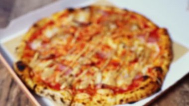 Karton kutuda pizza. Kamera yakınlaşıyor..