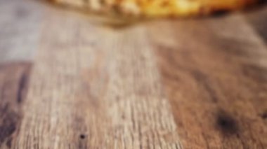 Karton kutuda pizza. Kamera yakınlaşıyor..