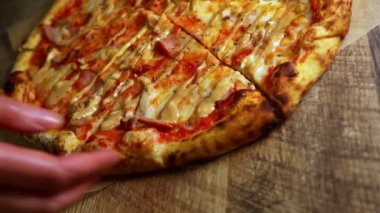 Bir dilim bbq pizzası alan bir kadın..