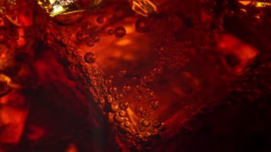 Buzlu ve köpüklü Cola 'nın Macro görünümü.
