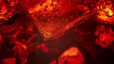 Buzlu ve köpüklü Cola 'nın Macro görünümü.