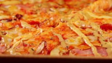 Karton bir kutuda taze hazırlanmış pizza..