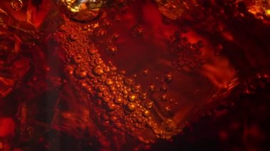 Buzlu ve köpüklü Cola 'nın Macro görünümü.