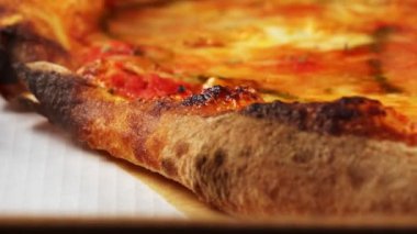 Taze pişmiş ve buharda pişmiş pizza. Yakın çekim görünümü.