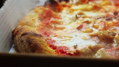 Taze pişmiş ve buharda pişmiş pizza. Yakın çekim görünümü.