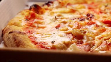 Karton bir kutuda taze hazırlanmış pizza..