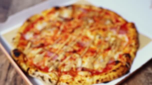 Pizza Kartonowym Pudełku Kamera Robi Zbliżenie — Wideo stockowe