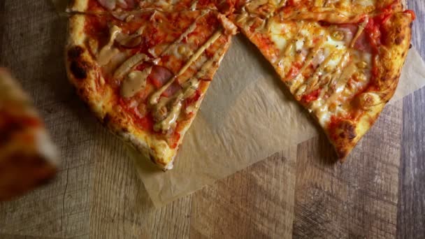 Kadın Eli Bir Dilim Bbq Pizzası — Stok video