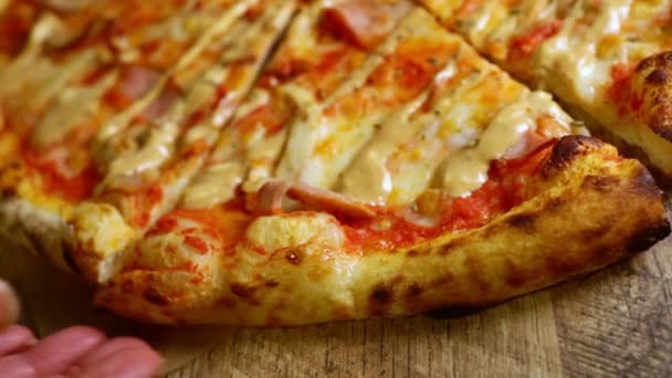 Mão Feminina Tomando Uma Fatia Pizza Bbq — Vídeo de Stock