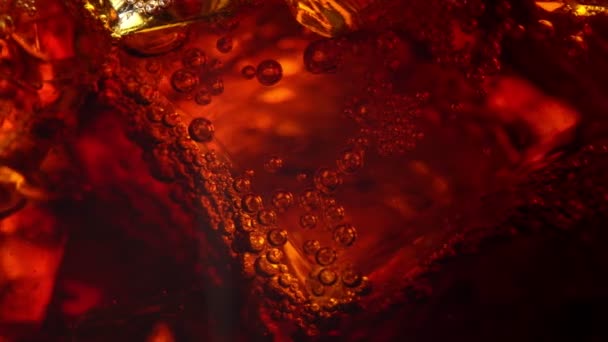 Makroaufnahme Cola Mit Eis Und Blasen — Stockvideo