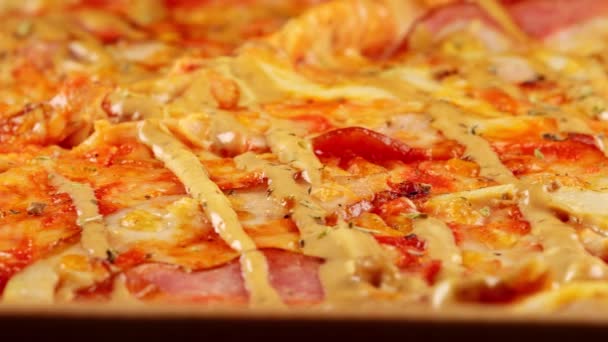 Świeżo Przygotowana Pizza Kartonowym Pudełku — Wideo stockowe