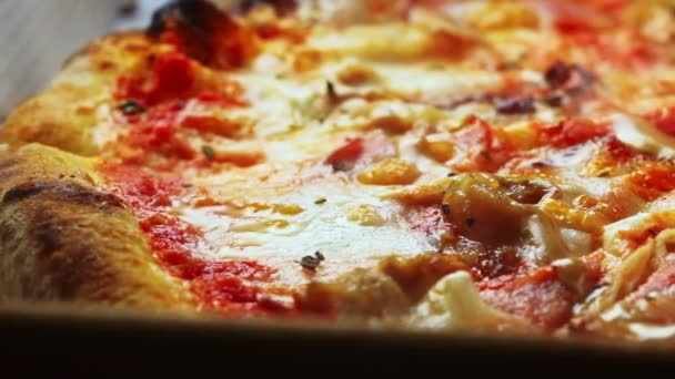 Frisch Gebackene Und Dampfende Pizza Nahaufnahme — Stockvideo