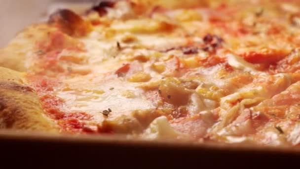 Nybakad Och Ångande Pizza Närbild — Stockvideo