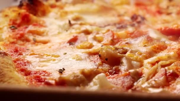 Nybakad Och Ångande Pizza Närbild — Stockvideo