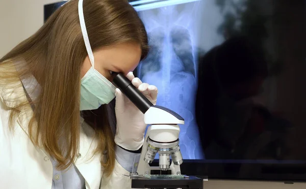 Forskare Medicinsk Mask Laboratorium Bröst Röntgenfilm Bakgrund — Stockfoto