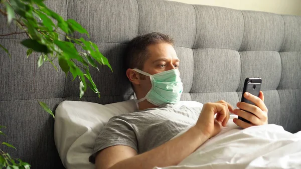 Sick Man Medical Mask Using Mobile Phone Bed Home Quarantine — Stock Photo, Image