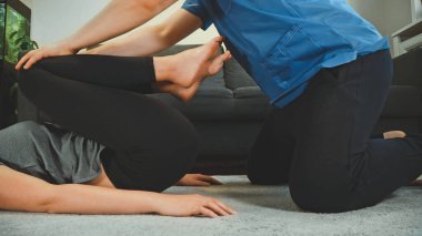 Terapist sırt egzersizine yardım ediyor. Tıbbi ev bakımı.