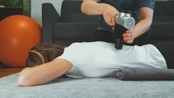 Therapeutin Massiert Frau Hause Mit Massageperkussionsgerät Rücken — Stockfoto
