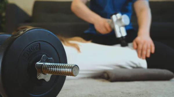 Terapeuta Massagear Costas Mulher Com Dispositivo Massagem Percussão Sua Casa — Fotografia de Stock