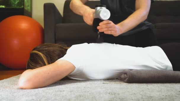 Thérapeute Massant Dos Femme Avec Dispositif Percussion Massage Maison — Video