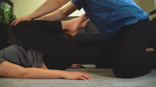 Therapeutin Hilft Bei Rückenübungen Medizinische Heimunterbringung — Stockvideo