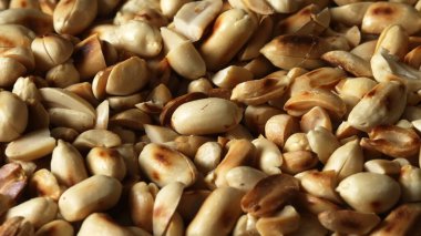 Ahşap masaya saçılmış kavrulmuş fıstık..