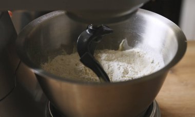 Gezegen karıştırıcısı metal kasede hamur yoğuruyor.