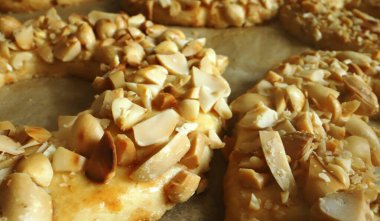 Fırında pişmiş fıstıklı kum halkaları..