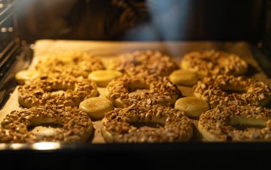 Fırında fıstık kumu halkaları var..